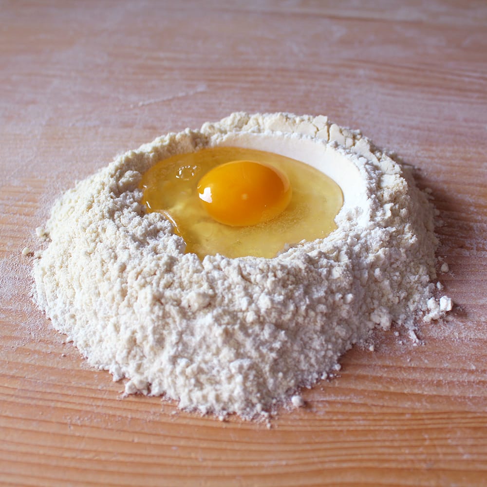 手打ち生パスタをこねる時の材料：00小麦粉、卵、塩