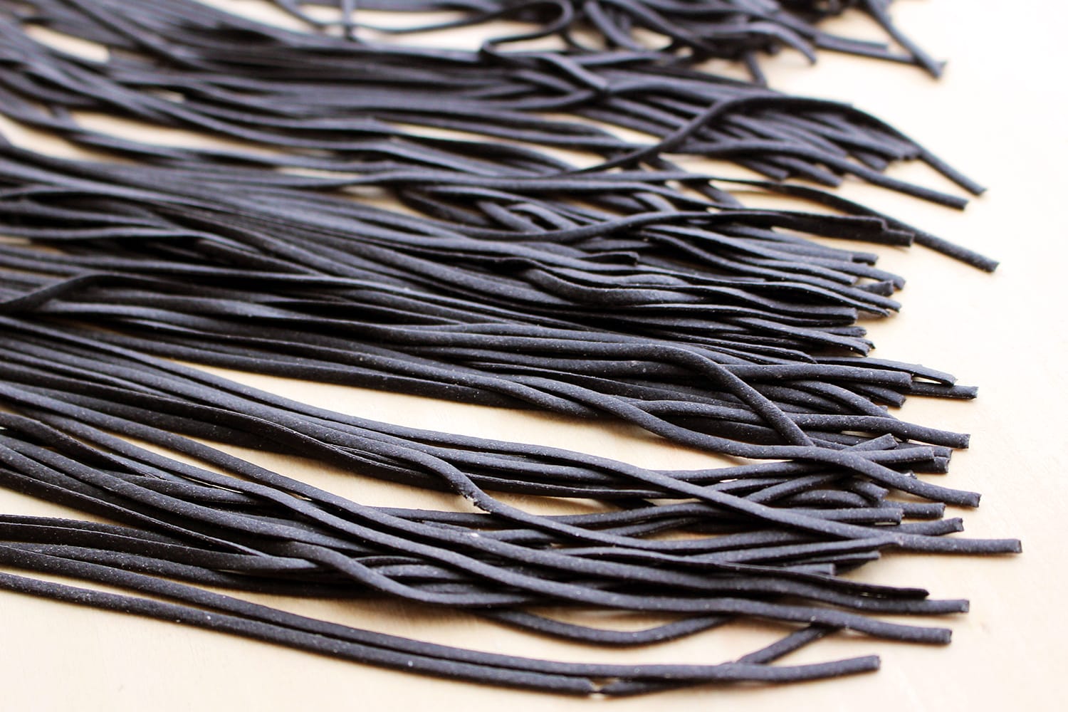 イカ墨手打ちパスタ「リングイネ」
