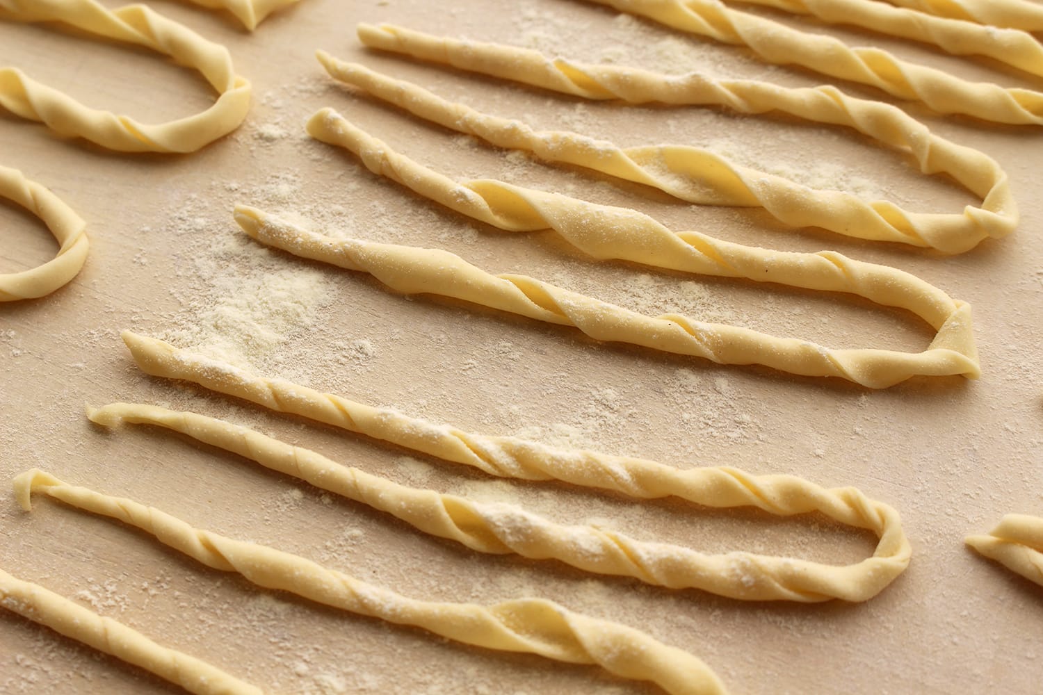プーリア州のロングパスタ「サーニェ・トルテ」
