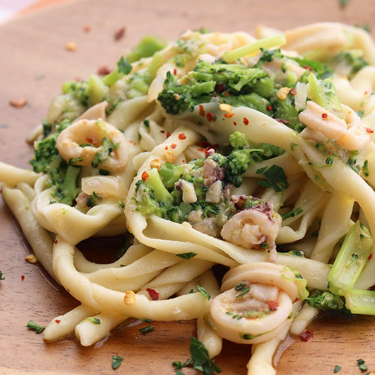 春のロングパスタ「サーニェ・トルテ」と菜の花とイカのペペロンチーノソース