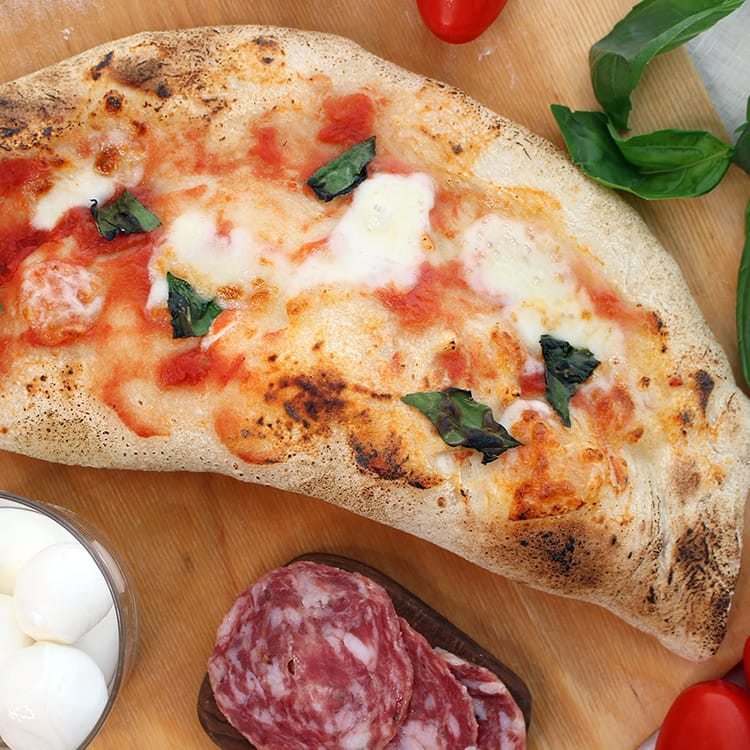 夏のピッツェリアのリコッタとサラミ入り気まぐれ「カルツォーネ・ドリコ」