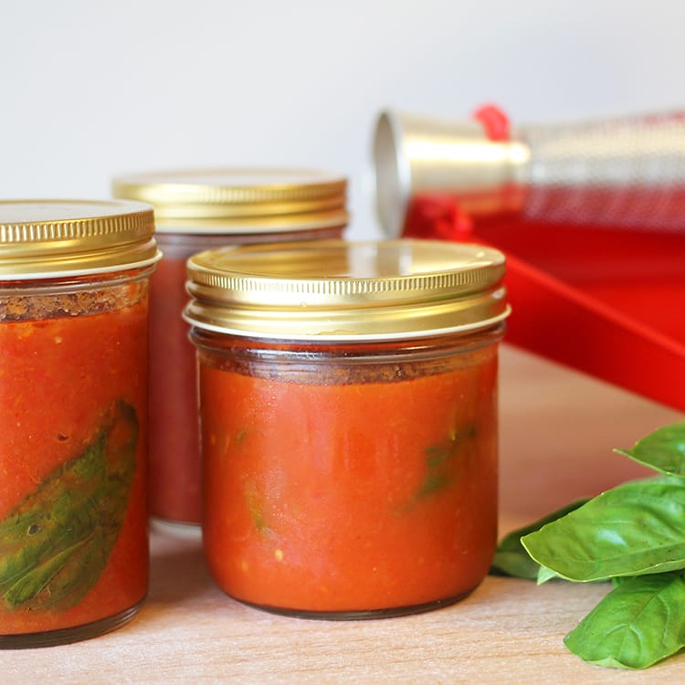 夏のイタリア家庭のクラシックな裏ごしトマトソースと手作りハーブ塩作りおき