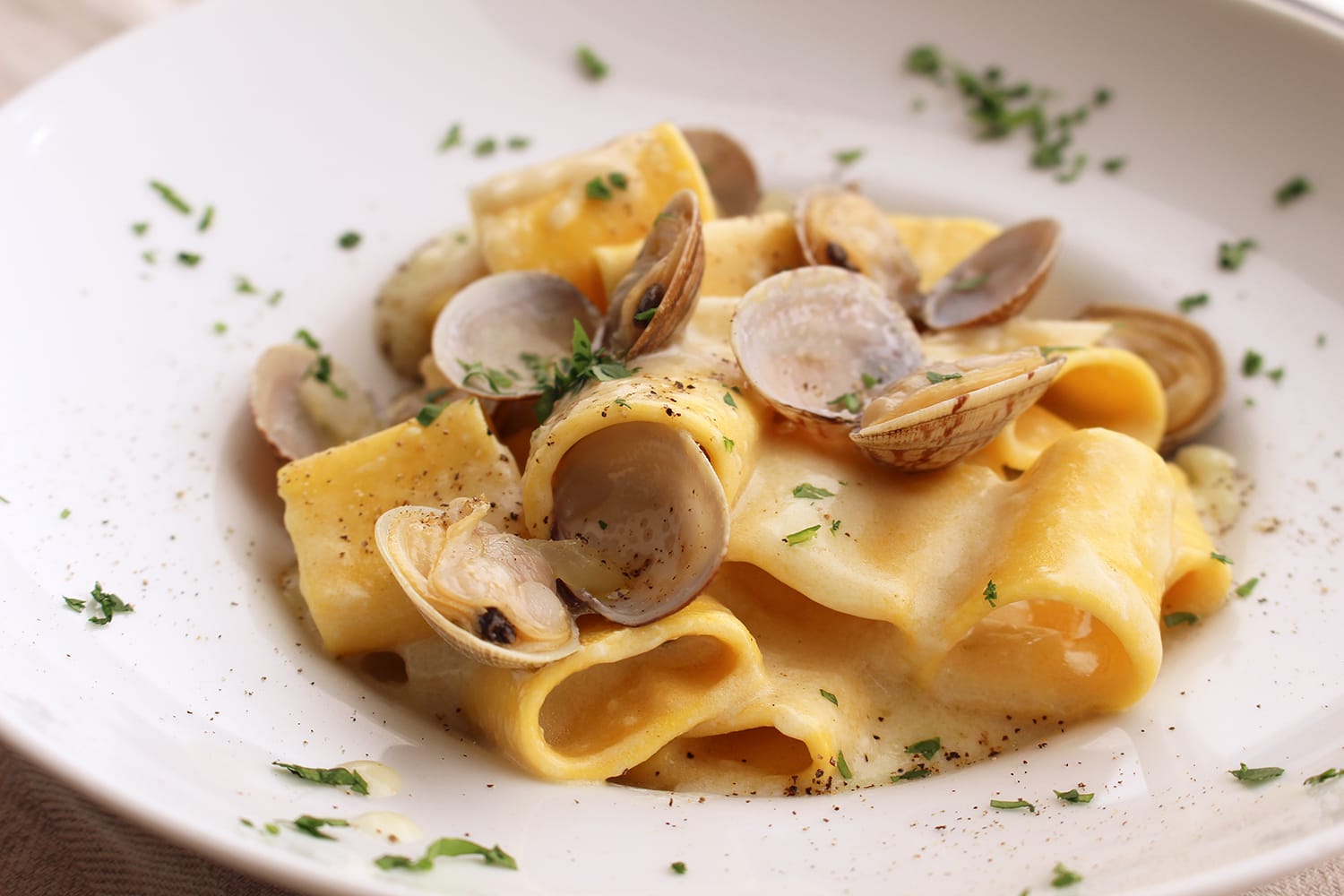 エルバ島のあさりのパスタ「マーニケ・ディ・フラーテ・イン・バルカ」