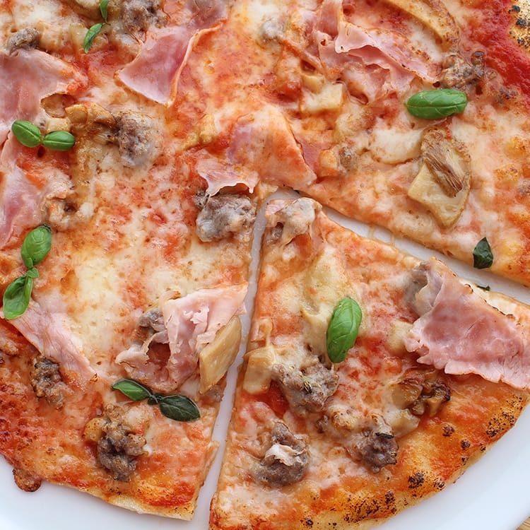 具沢山ポルチーニ茸とサルシッチャの薄焼きピザ「ピッツァ・ノルチーナ」