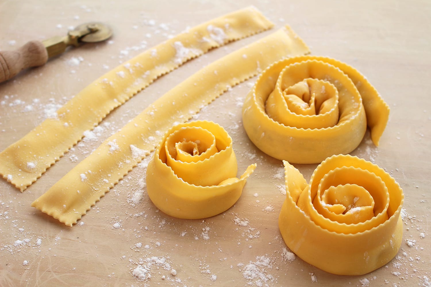 リコッタとドライトマトの生パスタ「ラビオリ・ルンギ」