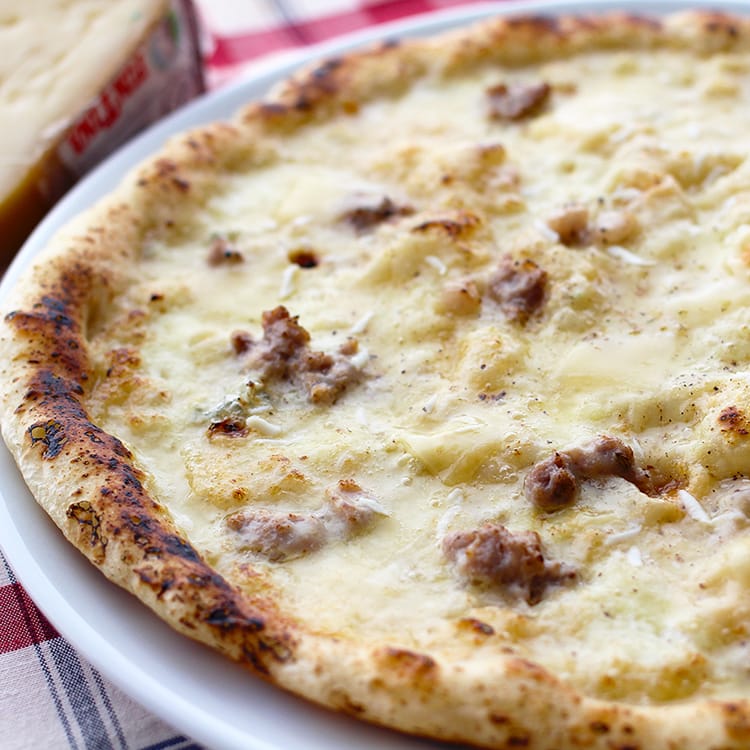サルシッチャ入りチーズピザ「クワトロ・フォルマッジのピッツァ」