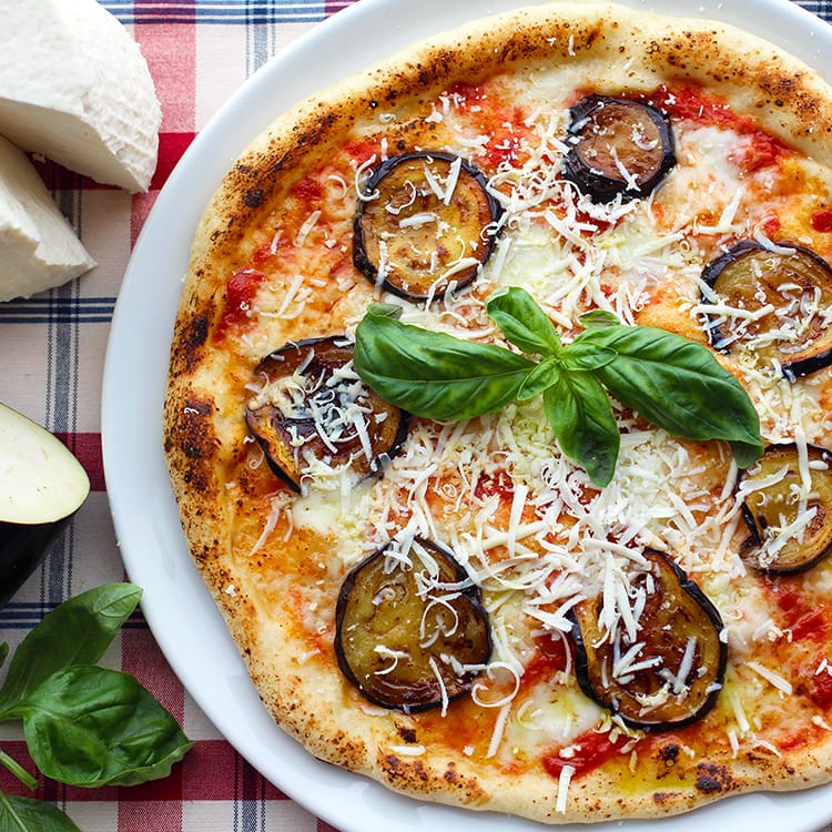 茄子とリコッタ・サラータチーズのシチリア風ピザ「ピッツァ・ノルマ」